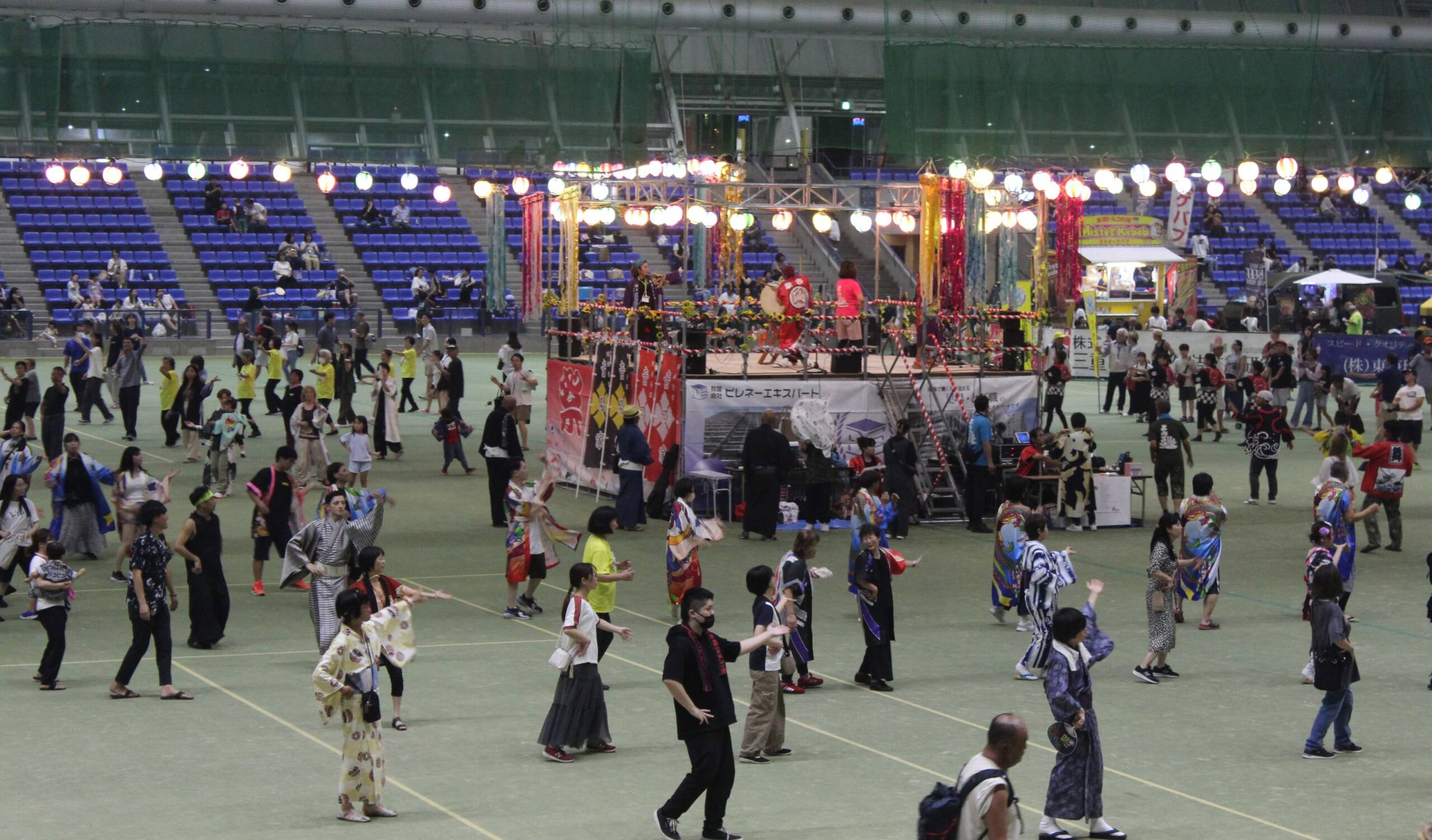 やぐらを囲む踊りの輪、四日市で「よんてつ」始まる、8日朝まで徹夜で盆踊り
