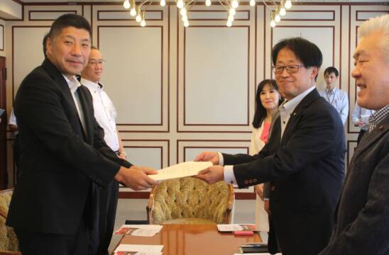防災備蓄品の見直しなど次年度予算編成に向け市長に提言、四日市市議会