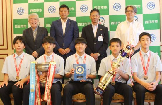 初の全国3連覇を市長に報告、四日市メリノール学院中学校の男子バスケットボール部