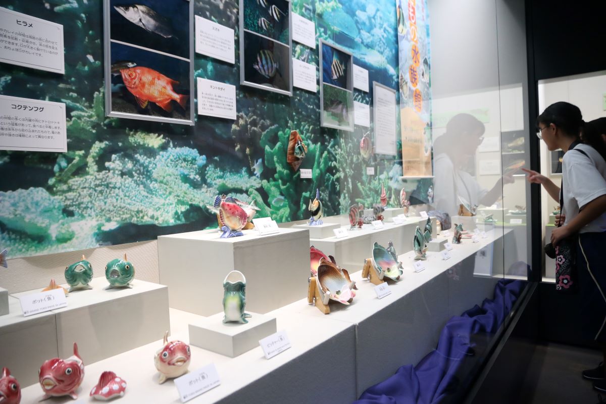 魚や貝の置物、食器など紹介　特別陳列で「やきもの水族館」　四日市市立博物館