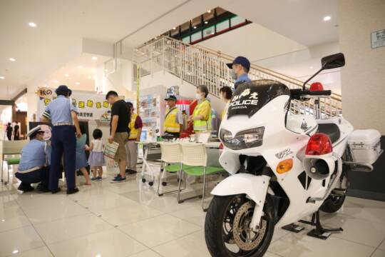 反射材効果の体験コーナーも　四日市南警察署　イオンタウン四日市泊で交通安全フェスタ