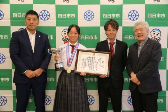 ライバルにリベンジ　三重グリーンテニスクラブの服部天寧さん　全国中学生テニス選手権で優勝