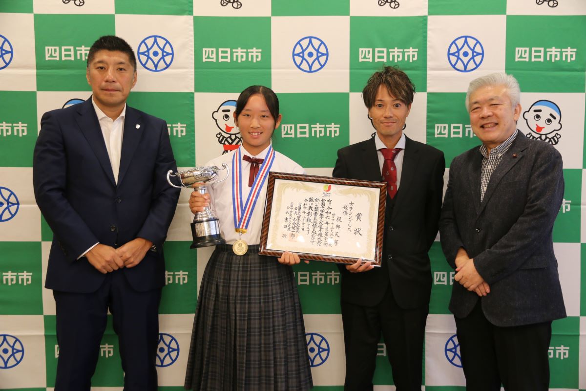 ライバルにリベンジ　三重グリーンテニスクラブの服部天寧さん　全国中学生テニス選手権で優勝