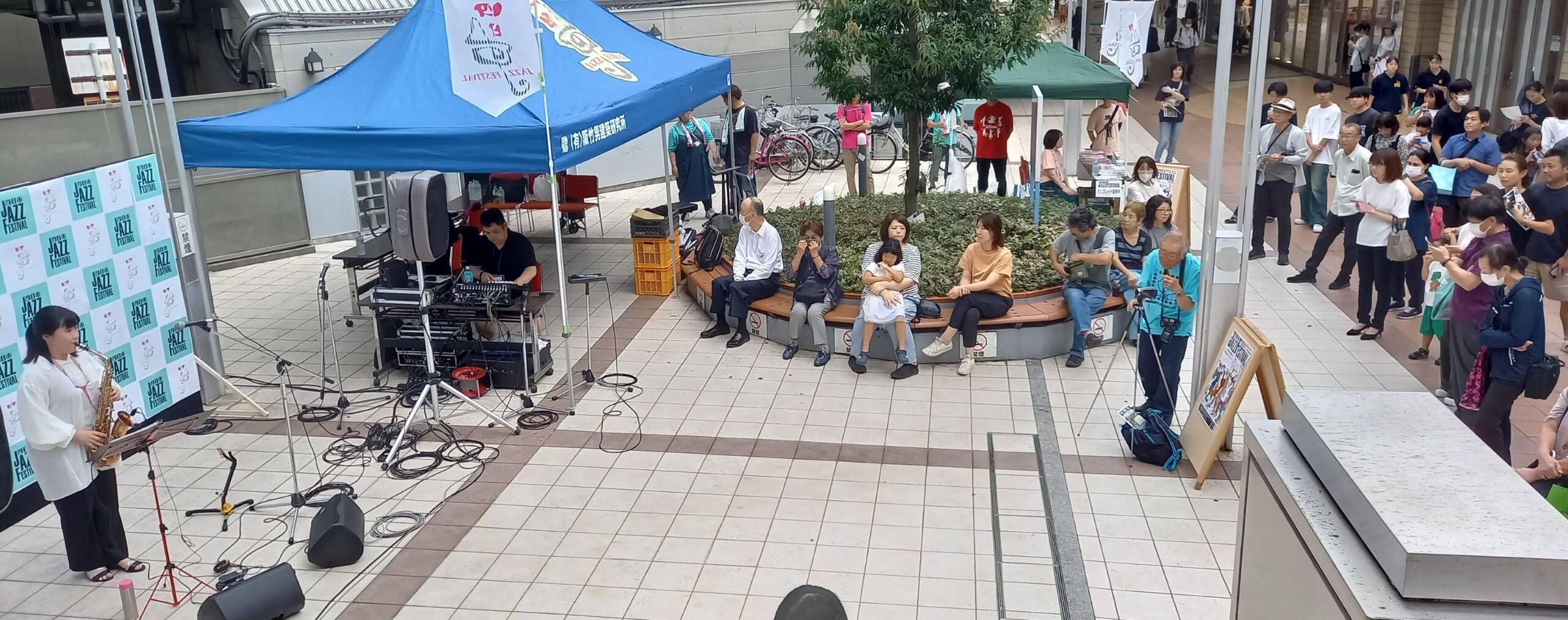 粋な音色に買い物客も足とめる、近鉄四日市駅ふれあいモールでジャズフェスのプレイベント