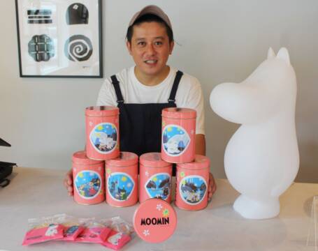 「ムーミン」と「湯の花せんべい」がコラボ、三重県菰野町の日の出屋製菓から限定デザイン缶で発売