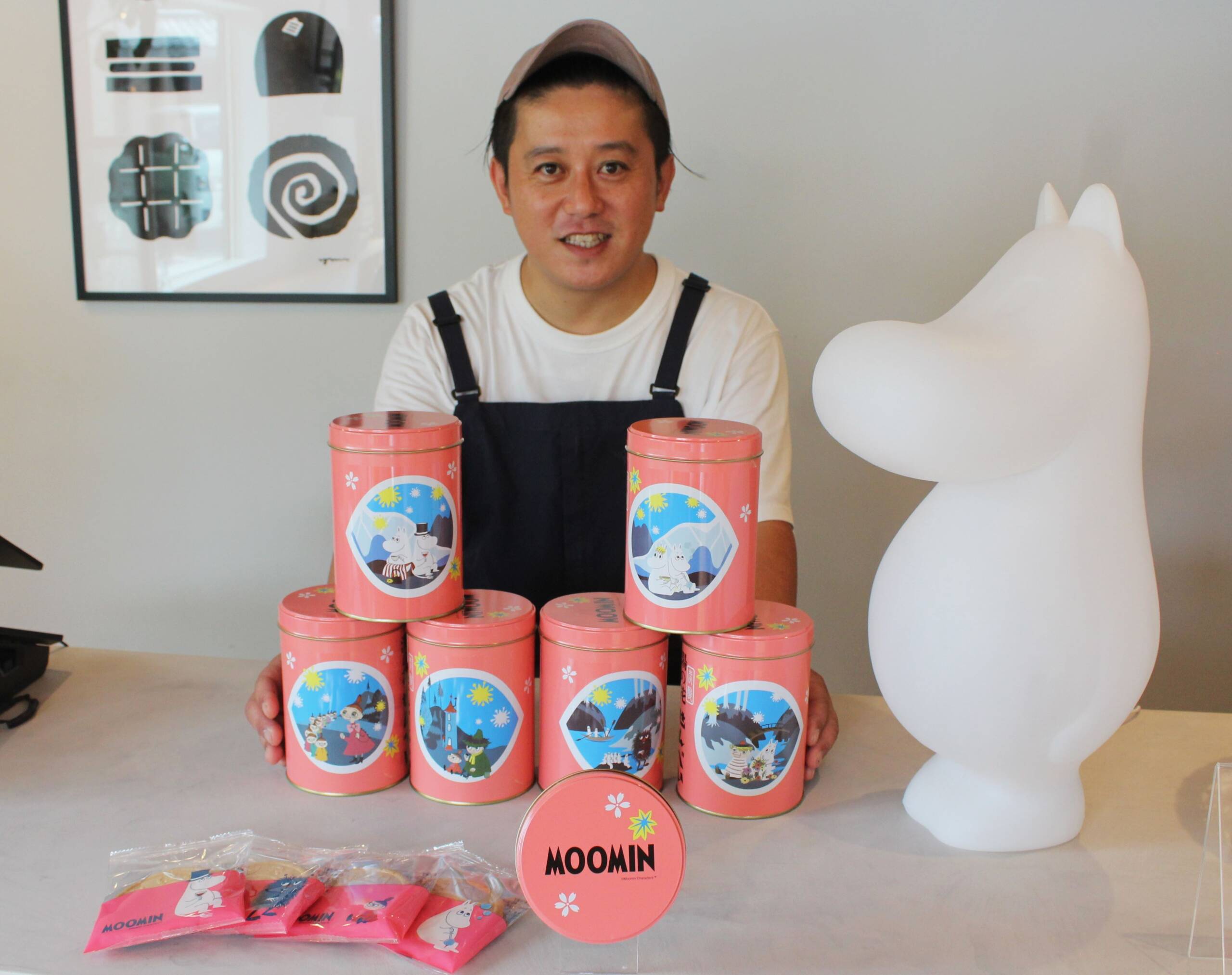 「ムーミン」と「湯の花せんべい」がコラボ、三重県菰野町の日の出屋製菓から限定デザイン缶で発売