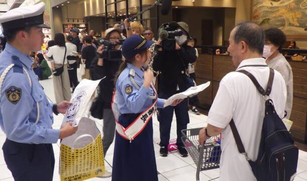 クイーンの多湖朱里さんが安全宣言、イオンモールで四日市3署合同の交通安全広報活動