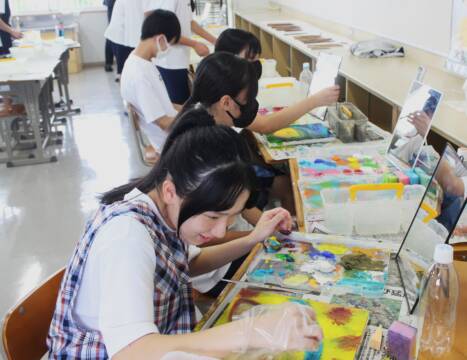 中学生のパワーに先輩は感激、卒業生の画家山内大介さんが特別授業、四日市の橋北中学