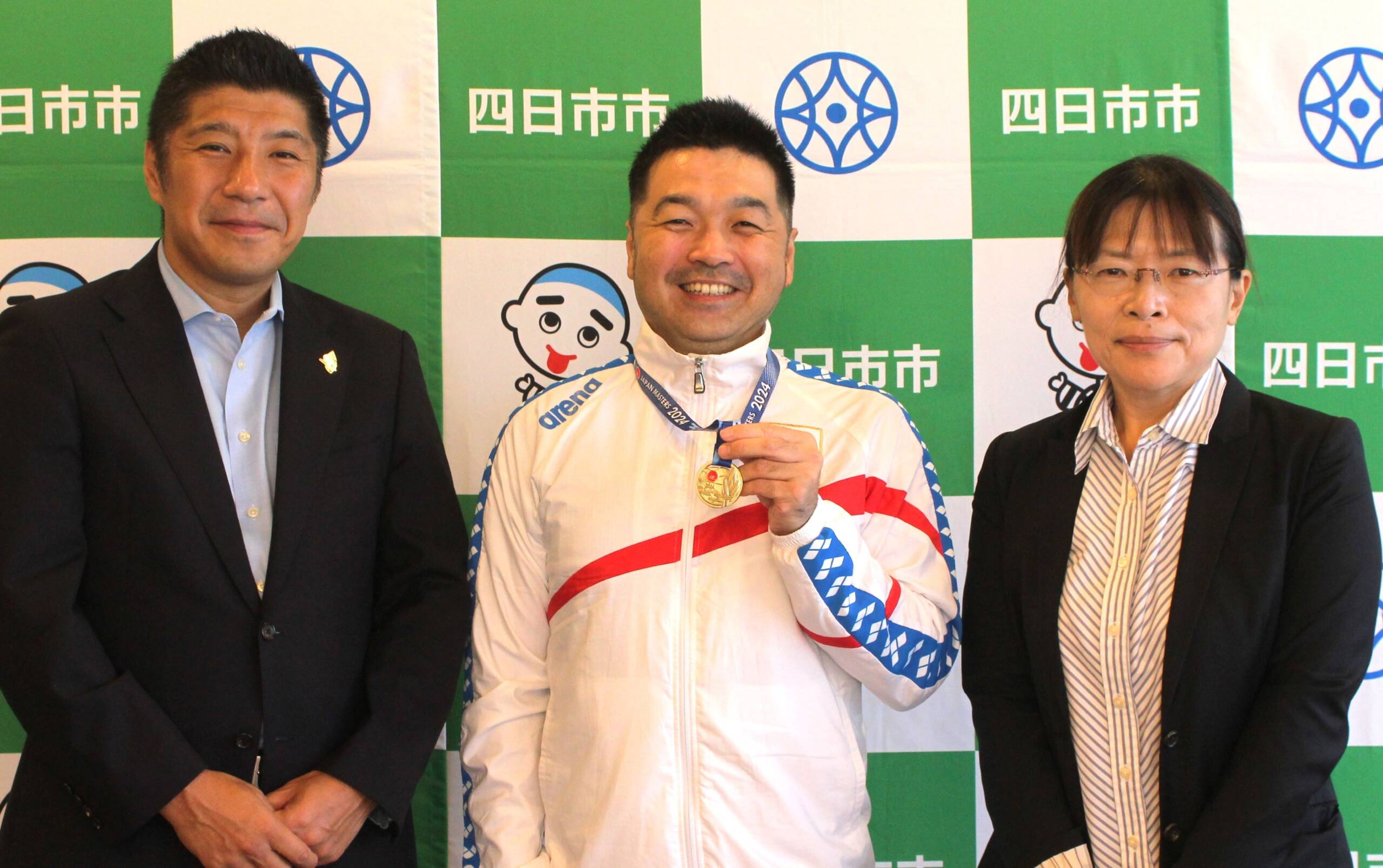 次は世界で活躍を、日本マスターズ水泳の優勝選手らが四日市市長を表敬