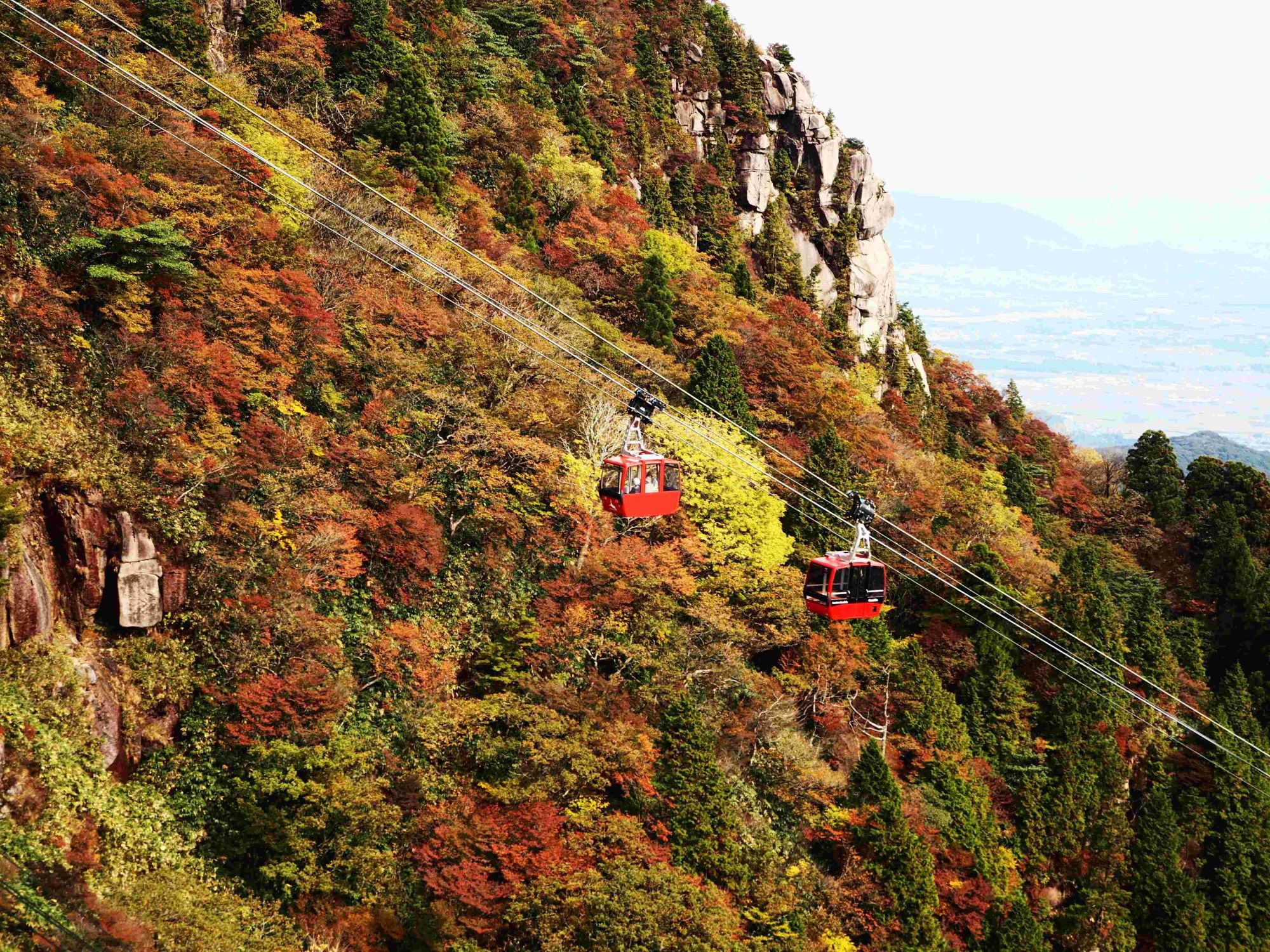 御在所岳の紅葉は山上付近で見ごろに、例年より1週間遅れでシーズン到来