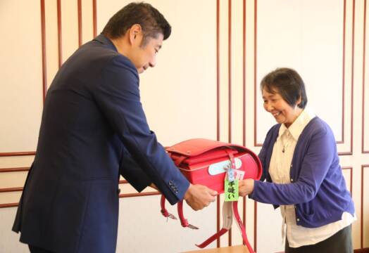 68回目のランドセル寄贈　累計2595個に　四日市市のタケコシ商事