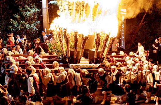 火炎神輿の迫力にシャッター　菰野町の僧兵祭り