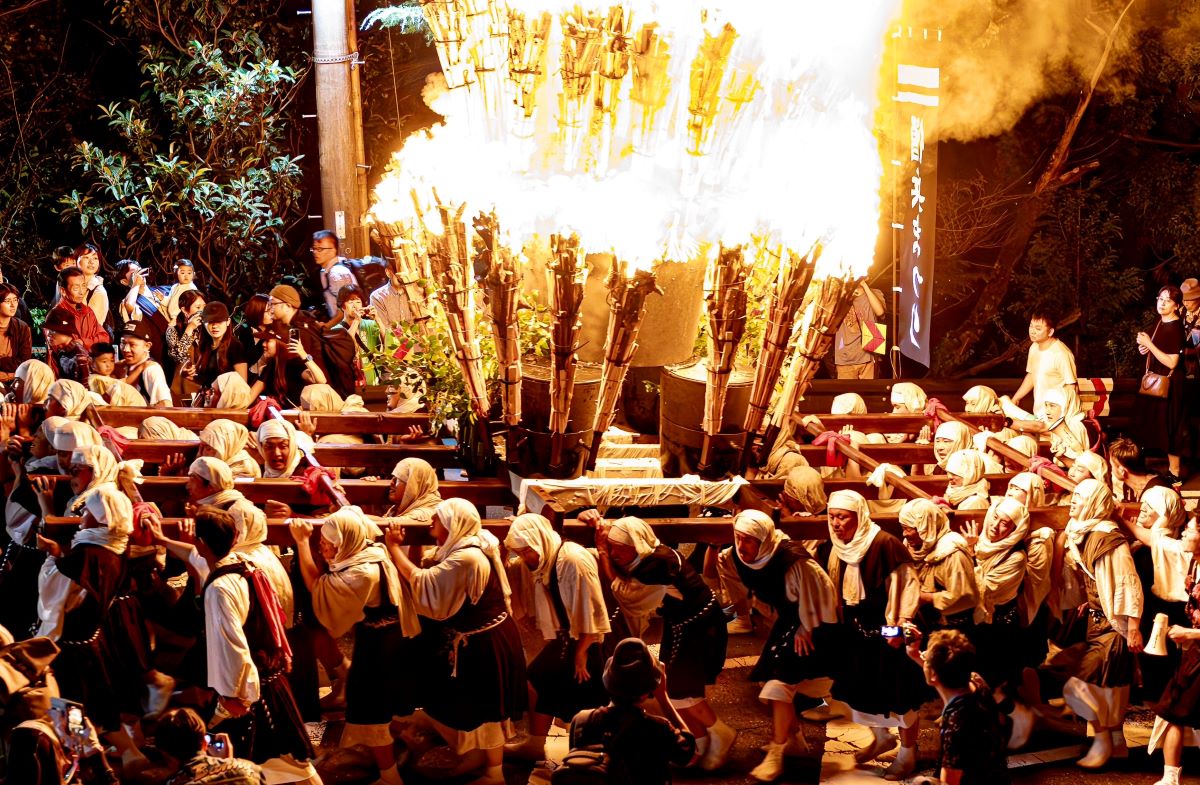火炎神輿の迫力にシャッター　菰野町の僧兵祭り