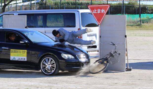 「ドキ！こわっ！びっくり！」　スタントマンが事故を再現　四日市の西朝明中で自転車交通安全教室