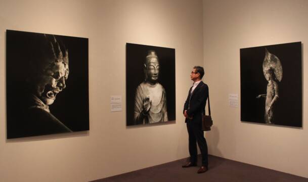 仏像写真から伝わる祈りや想い、パラミタミュージアムで「小川晴暘と飛鳥園100年の旅」始まる