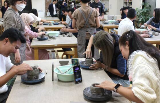 東南アジアの社員らが萬古焼体験、海外の四日市出身者が三重の観光としてアレンジ