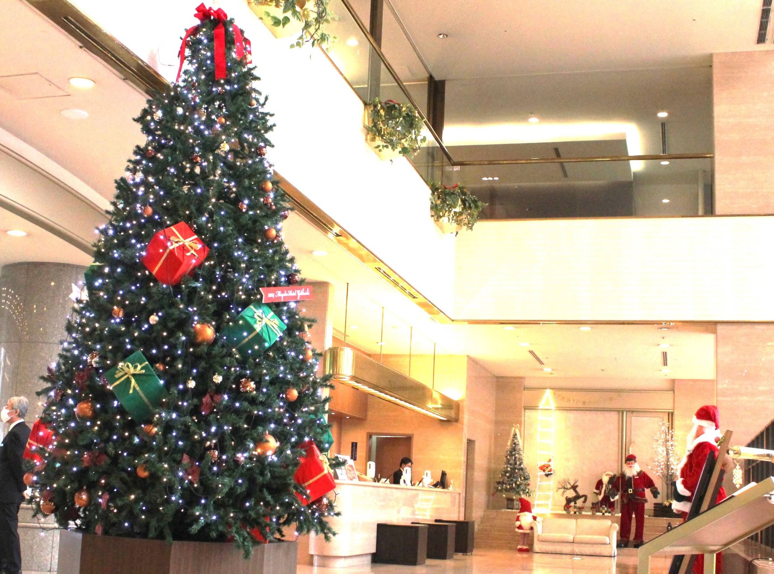 高さ約4メートルのクリスマスツリー、都ホテル四日市でお客様をお出迎え