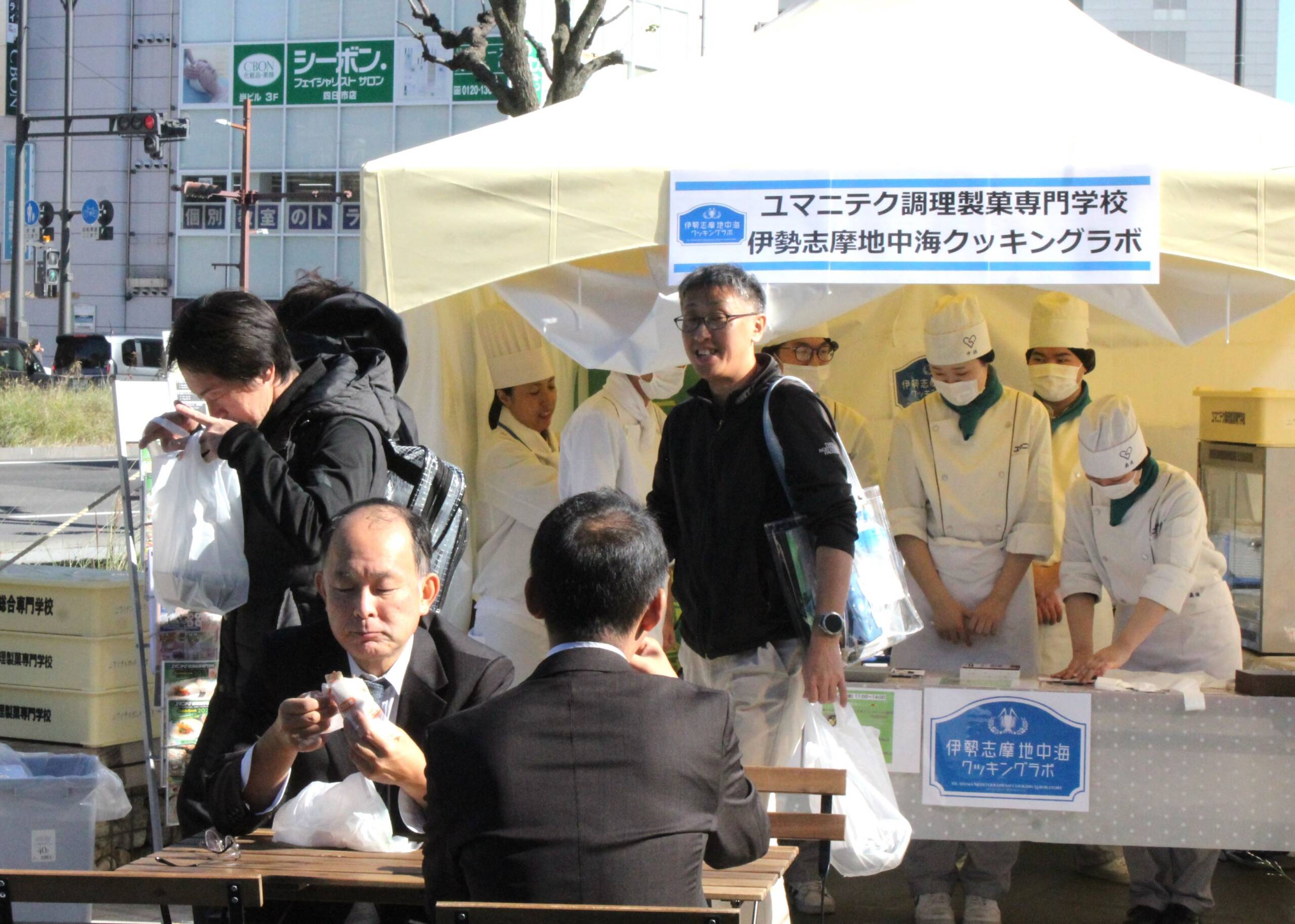 学生レストランも店開き、四日市・中央通りの「ニワミチスポットてらす」
