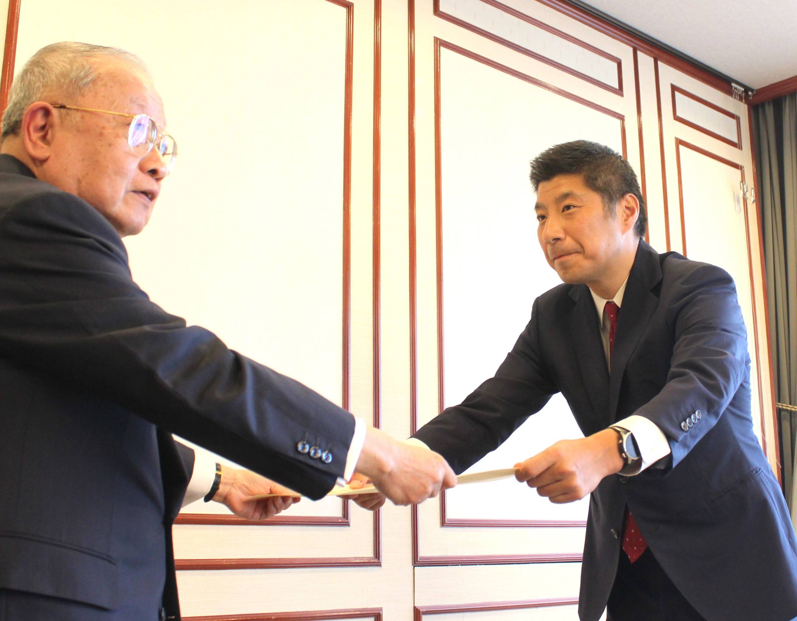 森智広さんに当選証書、「疲れはしたが、今はリフレッシュした気分」