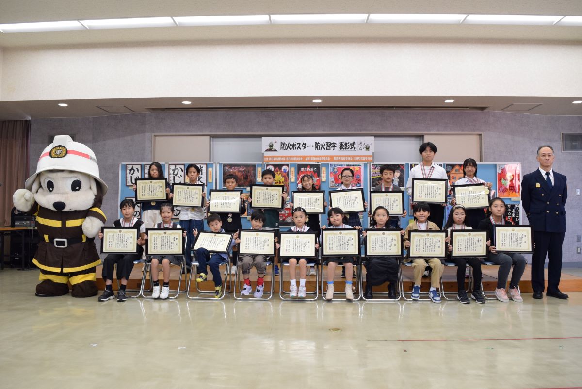 防火ポスター、習字　入選作品を展示中　四日市市消防本部と市防火協会