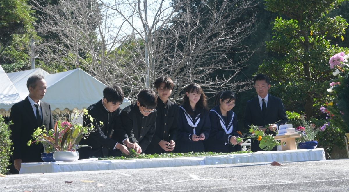 四日市市戦没者合同追悼式で平和の誓い　富洲原中学校3年生