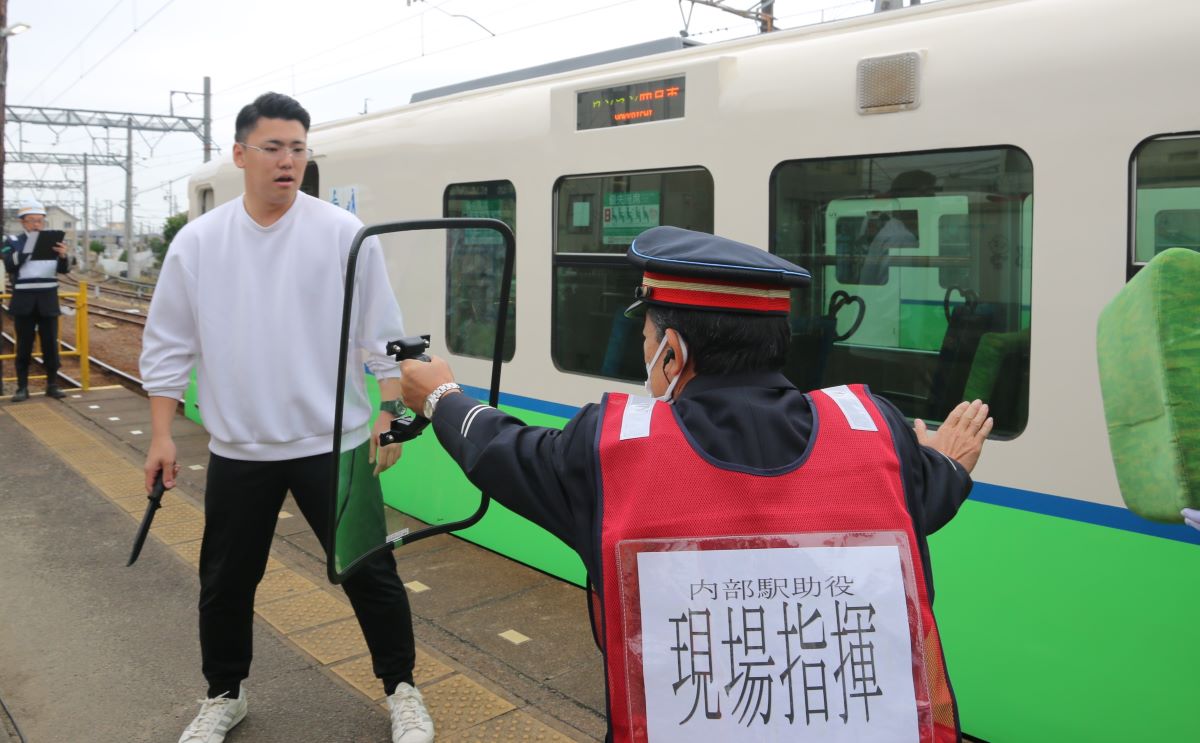 刃物を振り回す男や不審な液体　四日市あすなろう鉄道　異例事態に備え警察、消防など合同訓練