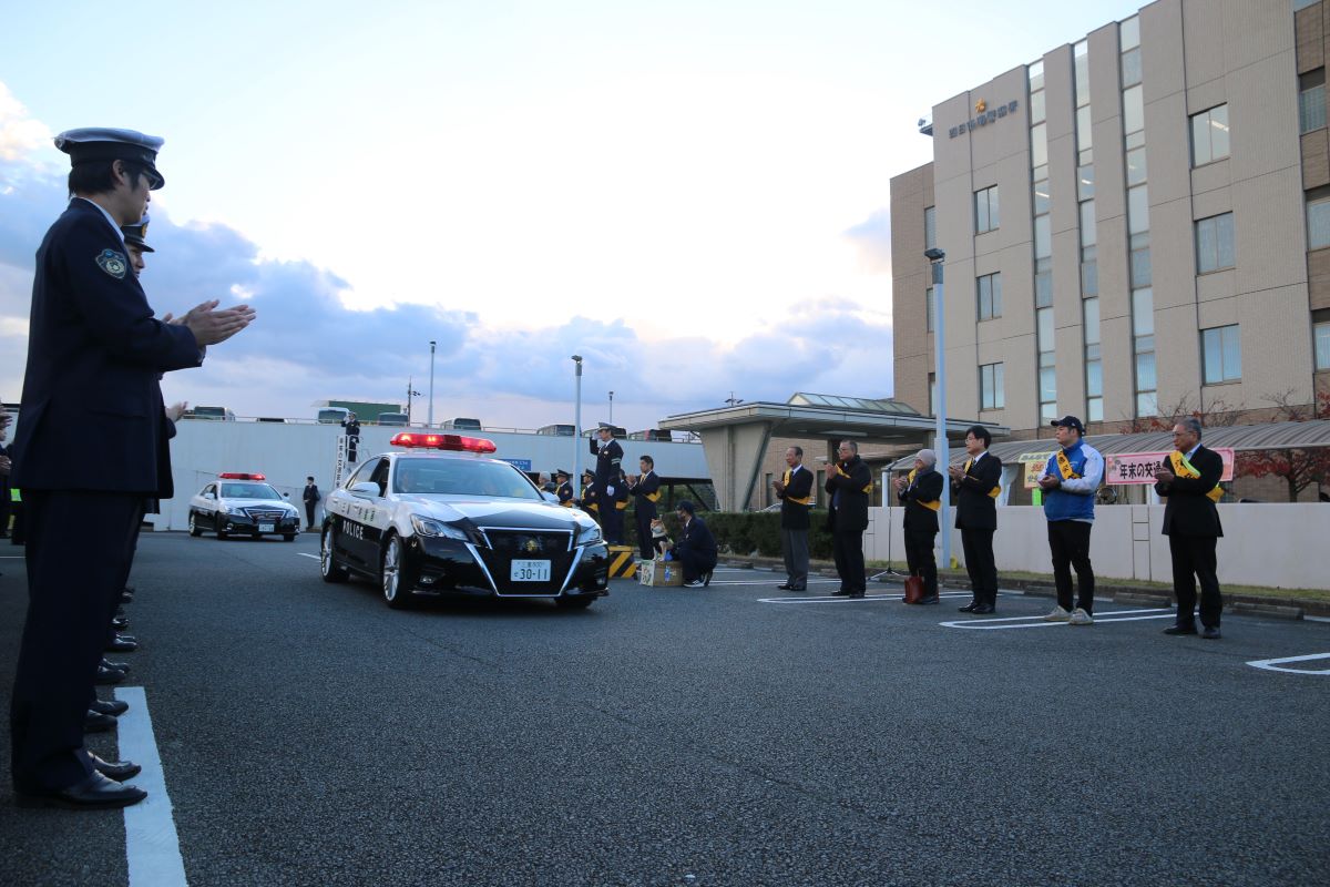 「交通事故ゼロを目指して」　年末の交通安全県民運動　　四日市南警察署で出発式