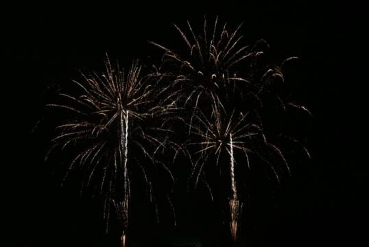 冬の夜空に大輪の花　うつべ魅力発信会が花火打ち上げ　四日市市