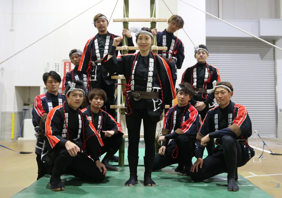 好奇心から始まった挑戦　はしご登りで単独演技　四日市・サルビア分団の樋口さん