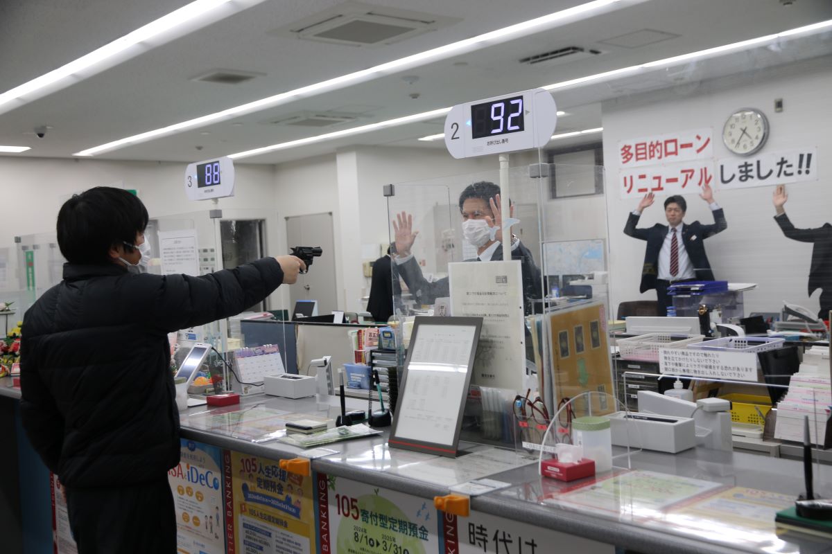 鳴り響く発砲音、怒鳴り声　百五銀行追分支店　強盗想定した訓練実施
