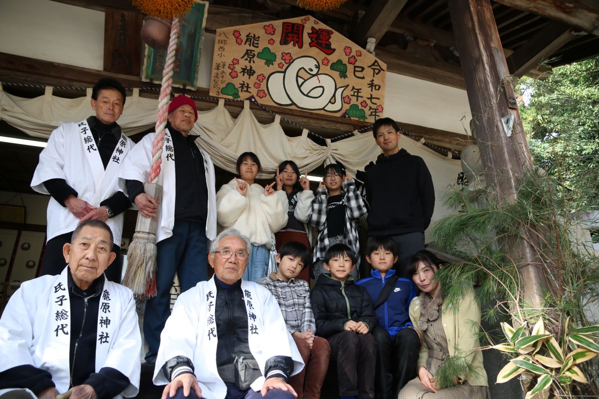 「白蛇」の大絵馬がお目見え　四日市市の能原神社　八郷西小のクラブ活動「筆あそび筆まなび」で制作