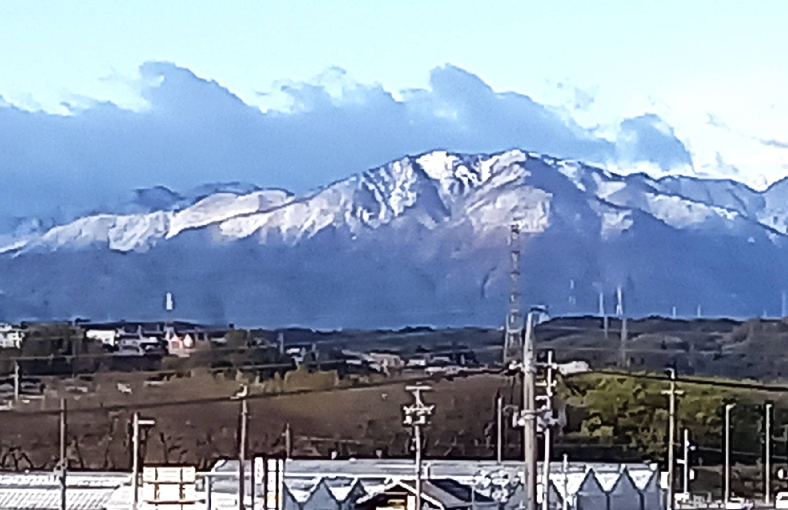 鈴鹿山系が雪化粧、青空の下、四日市から美しい姿、15日も山は同様な天気か