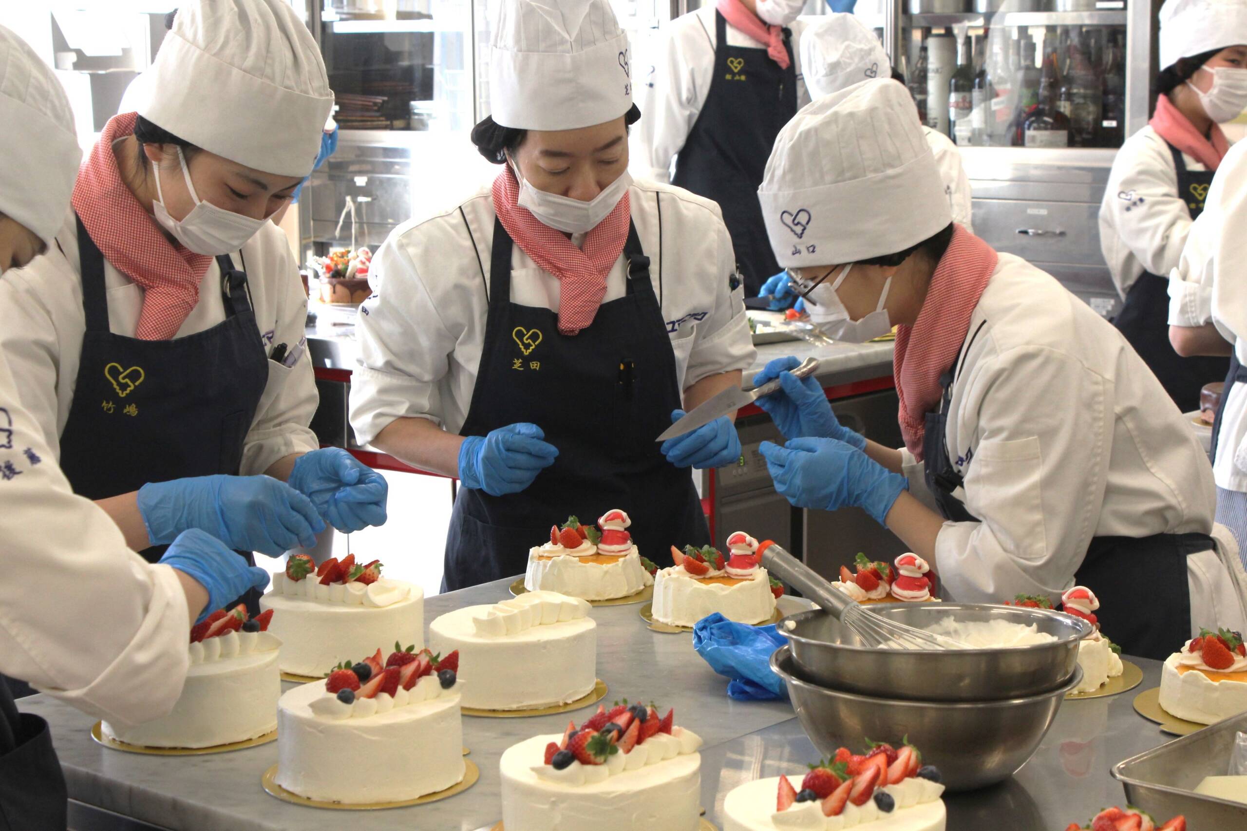 クリスマスケーキ154台つくりました、四日市のユマニテク調理製菓専門学校で販売日