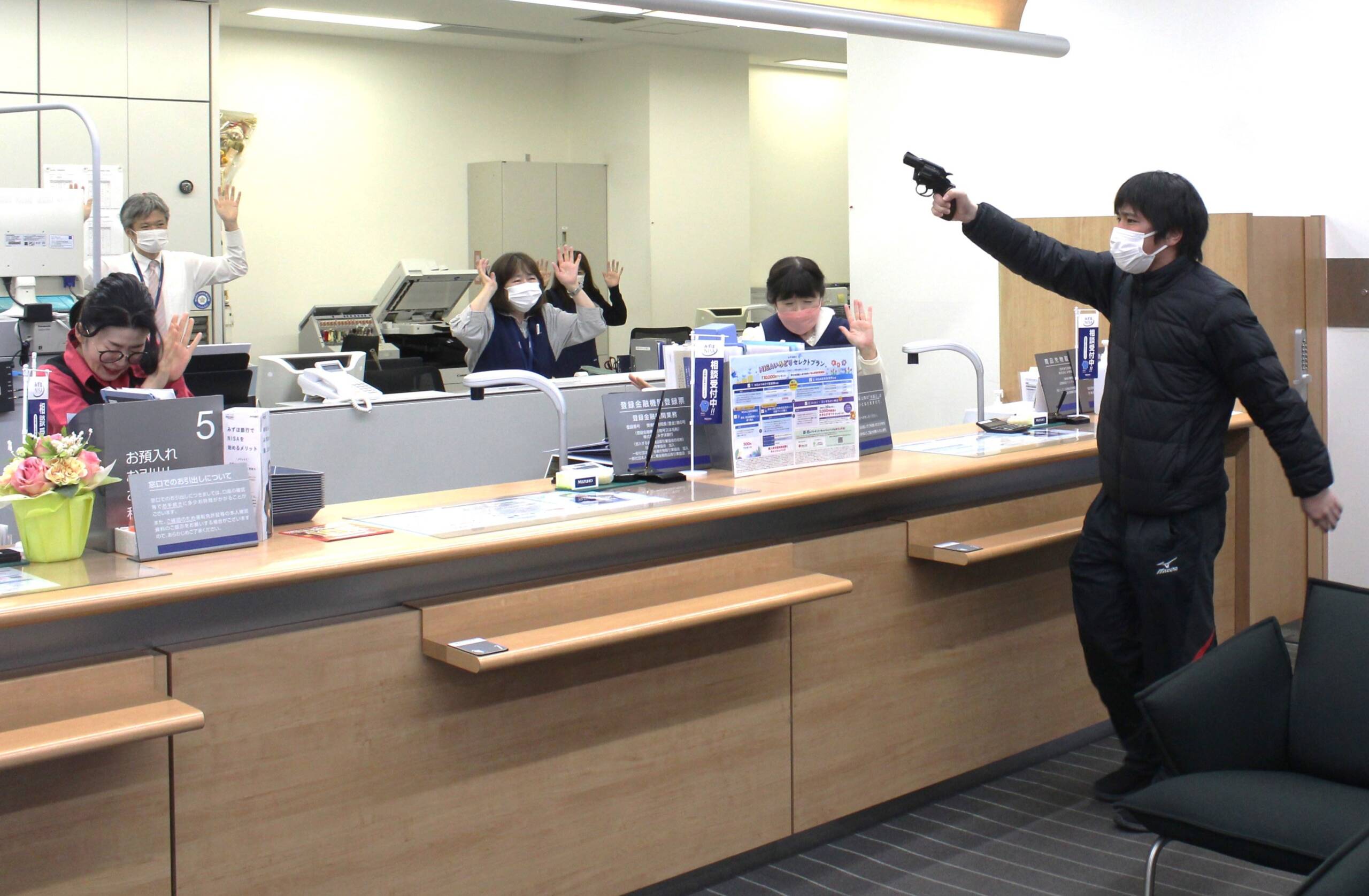 犯人の特徴を役割分担で記憶、四日市で金融機関強盗の防犯訓練