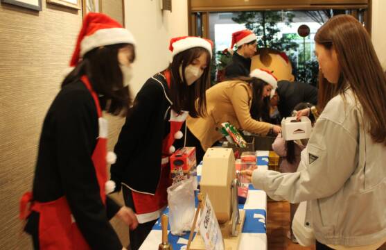 子ども食堂でクリスマスイベント、今年も大抽選会で楽しいひととき、野菜もプレゼント