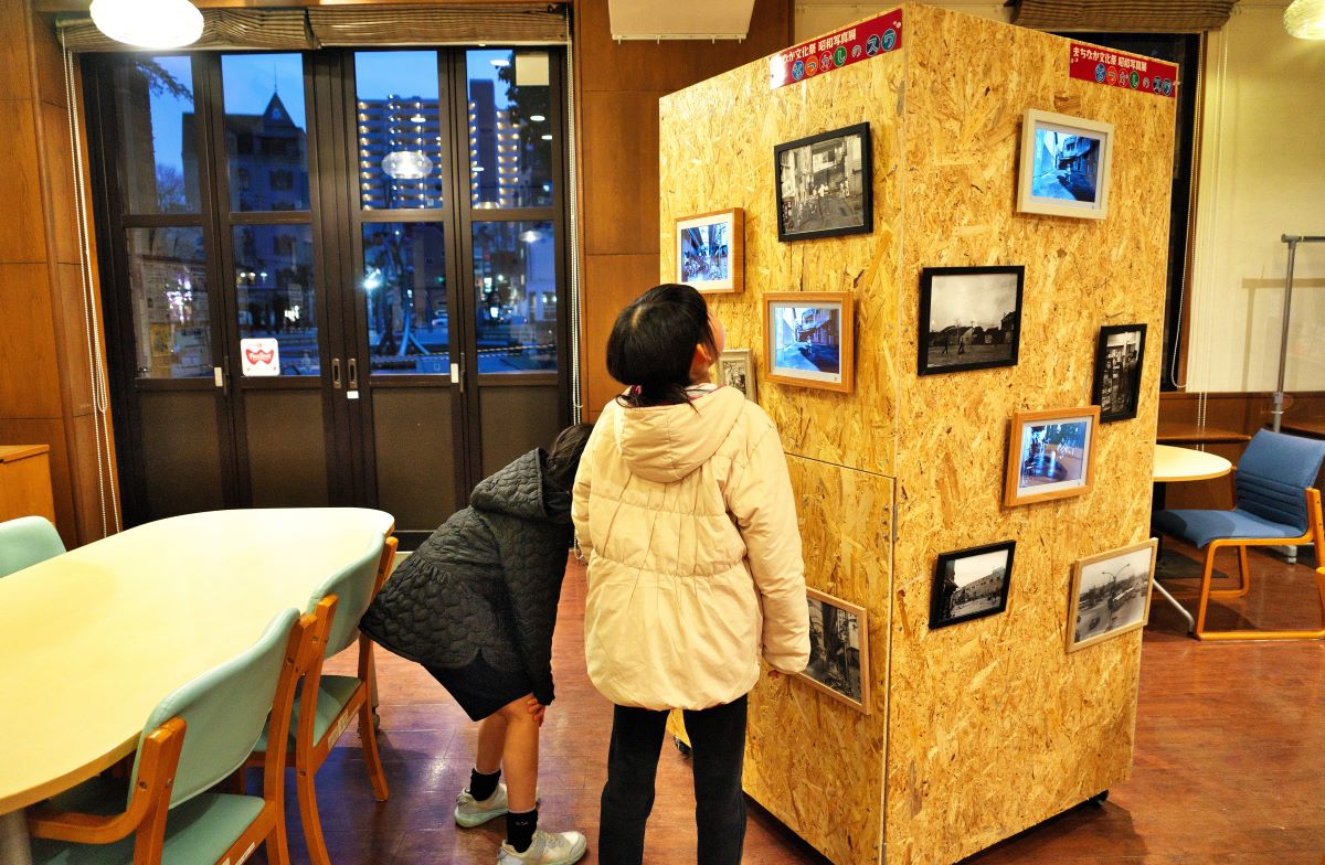 すわ公園交流館で昭和写真展　まちなかの懐かしい日常風景展示