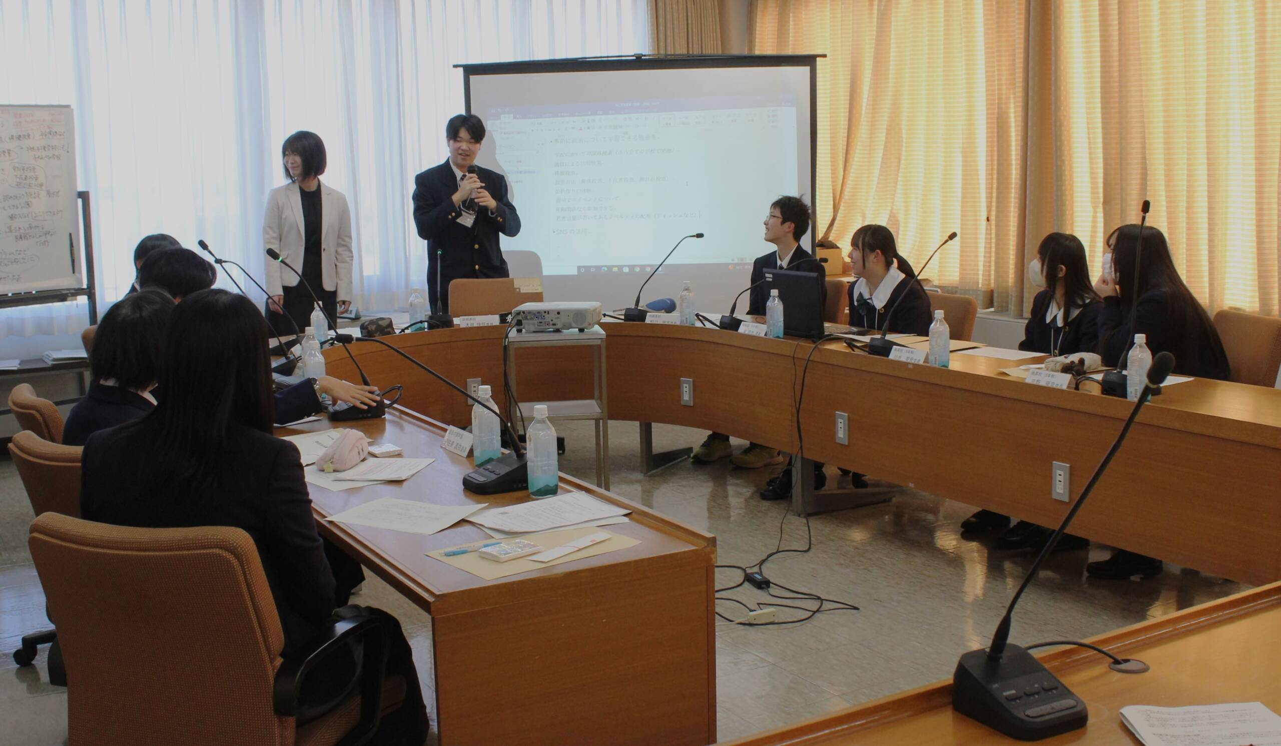 三つの意見書まとめ提言、四日市で高校生議会開く、23人が若い視点で議論