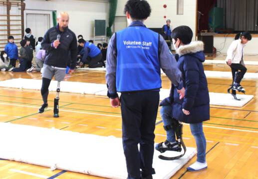 パラアスリート山本篤さんから「チャレンジ」学ぶ、四日市の羽津小学校で体験授業