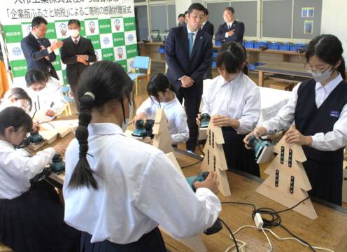 ものづくりの楽しさを、名古屋の大冷工業が四日市の中学に工具を寄贈