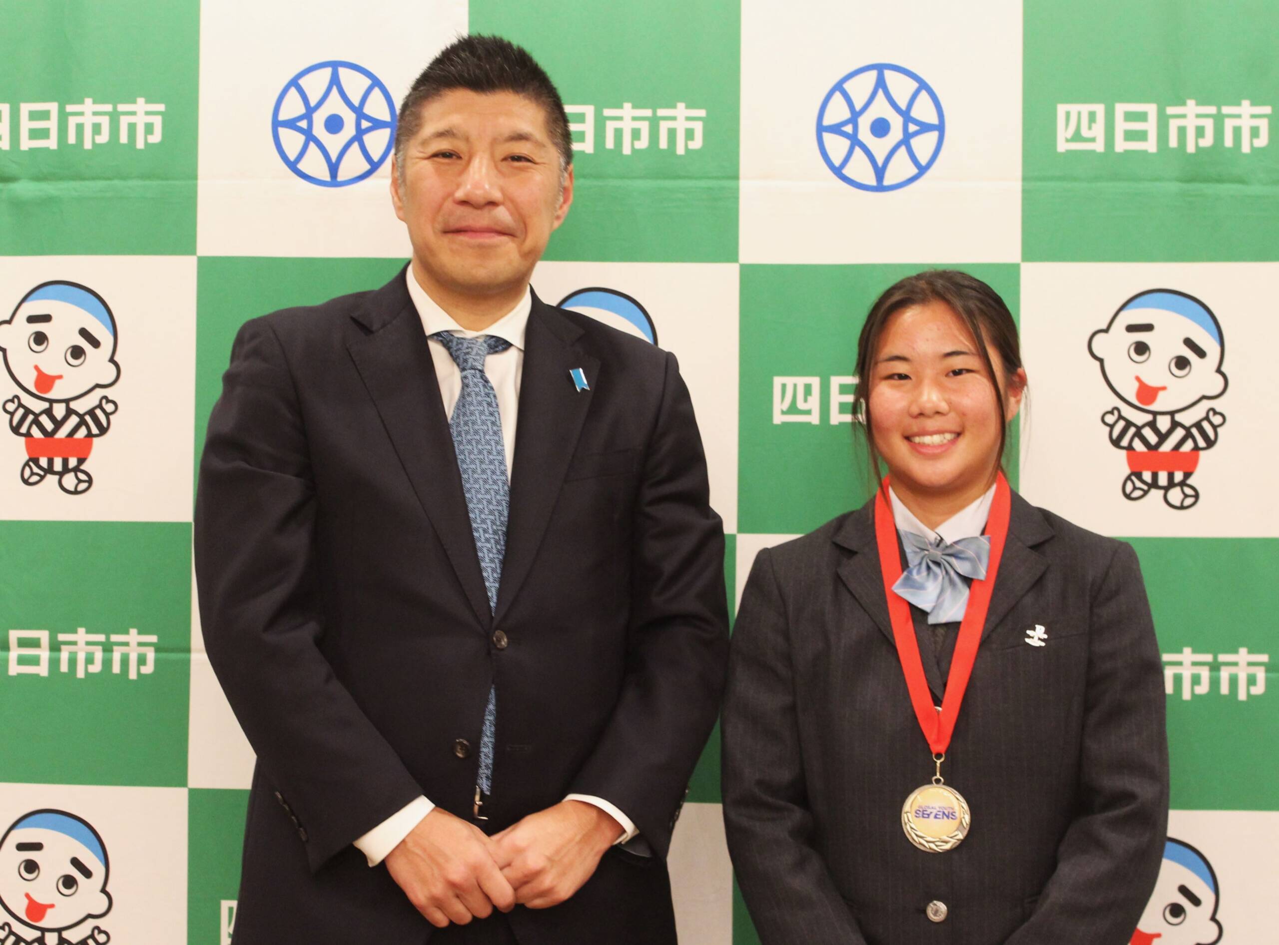 初の国際大会で優勝、ラグビーの河内陽愛さんが四日市市長に報告