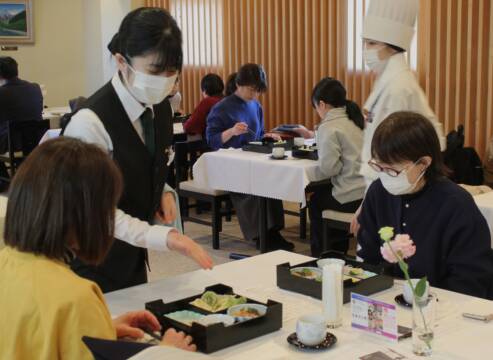 学生たちが集大成の料理を提供、四日市のユマニテク調理製菓専門学校