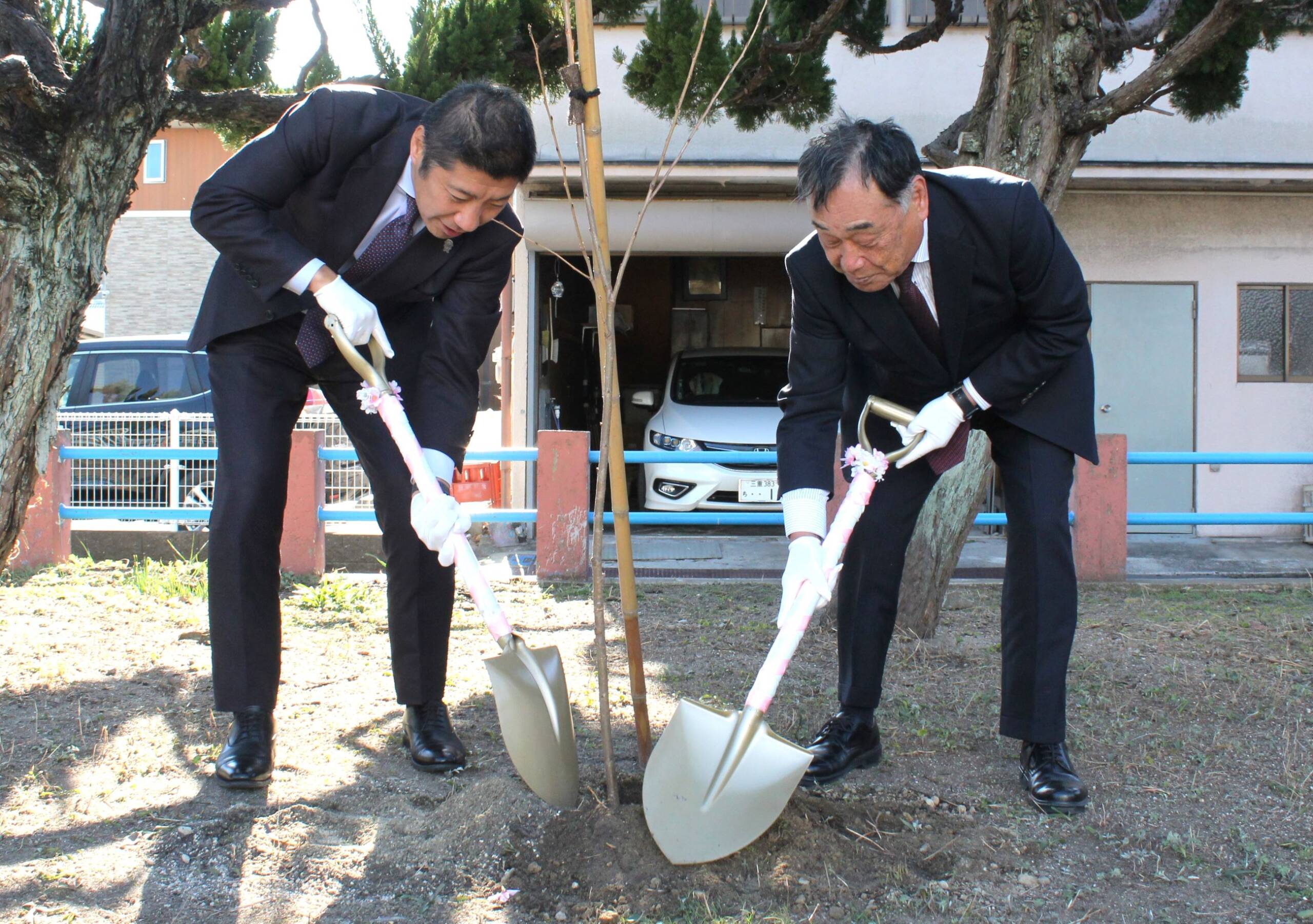 いつか、自由通路を行きかう人を迎えてね　四日市の南納屋公園で桜の植樹式