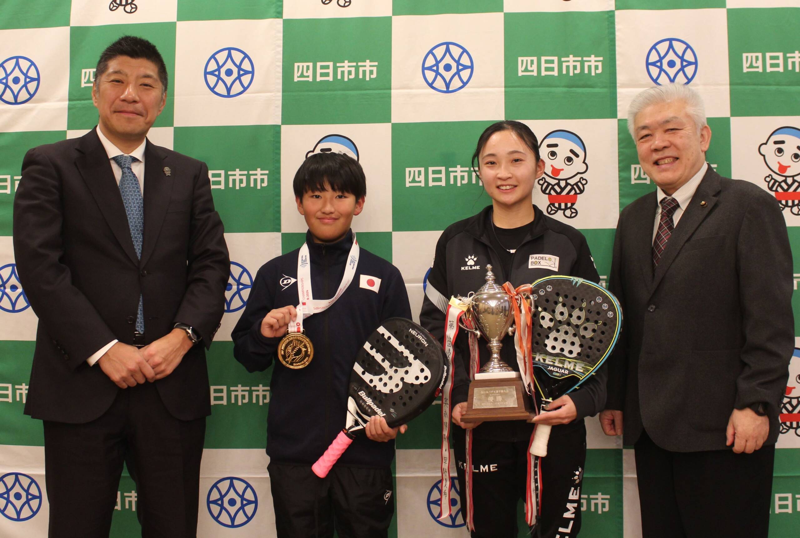 アジアや全日本で優勝の夢つかむ、パデルの2選手が四日市市長に報告