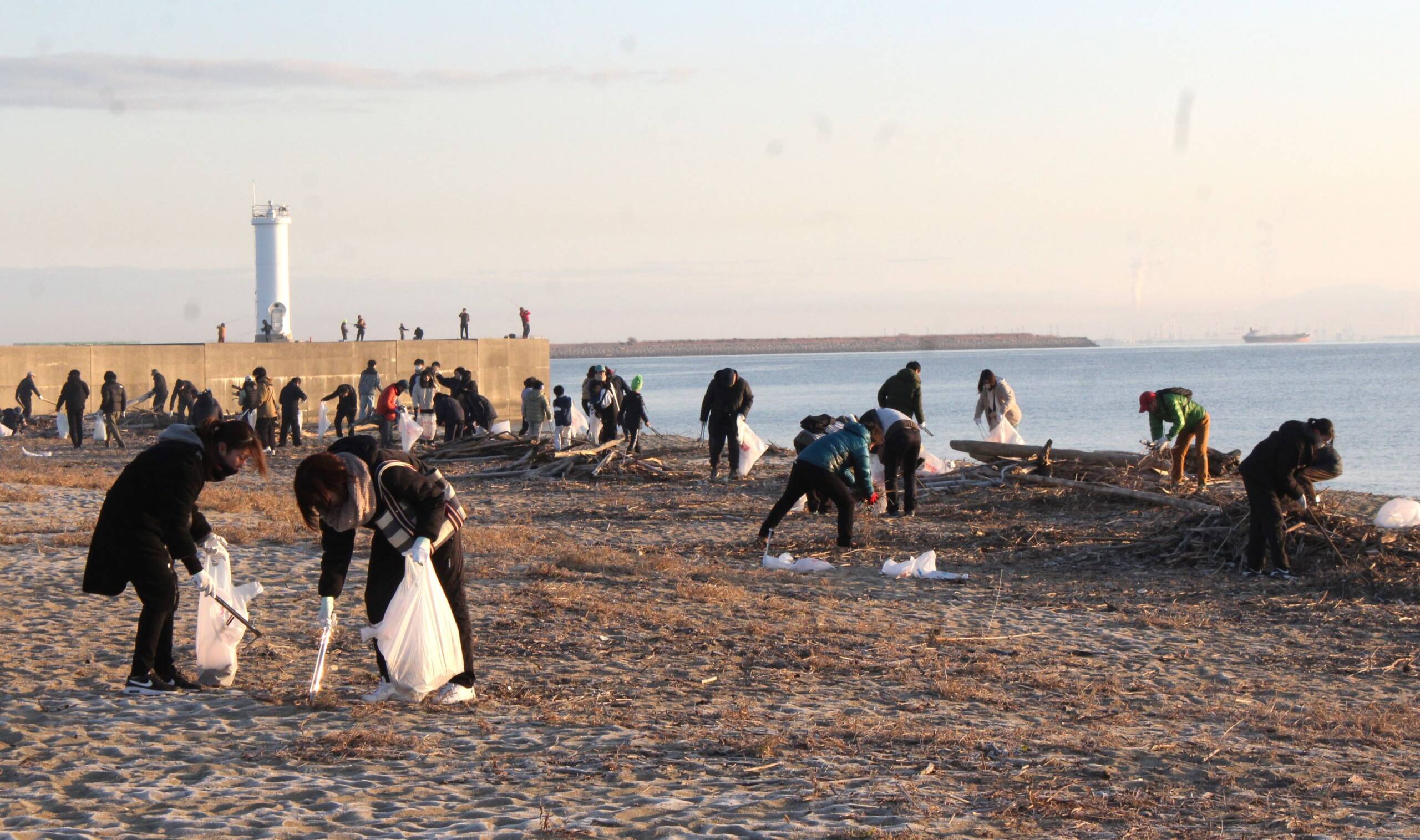 今年もきれいな砂浜に、四日市の吉崎海岸で新年初の早朝清掃