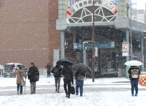 今季最強寒波で四日市でも積雪、交通乱れ遊園地も休園、楠の花火も順延に