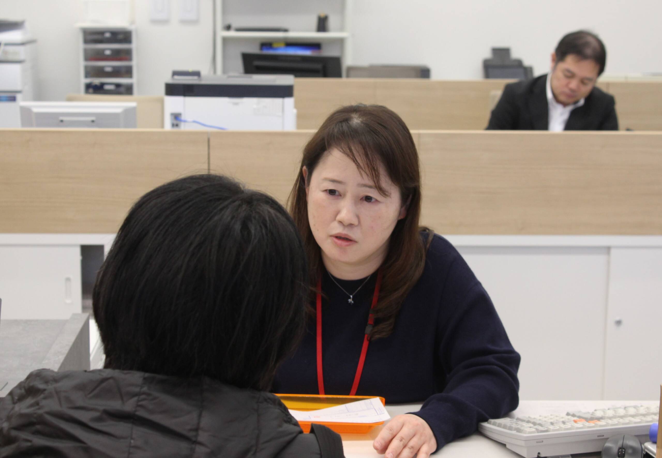 特殊詐欺も交通事故もなくそう、お菓子で呼びかけ、北伊勢上野信用金庫菰野支店で2月14日