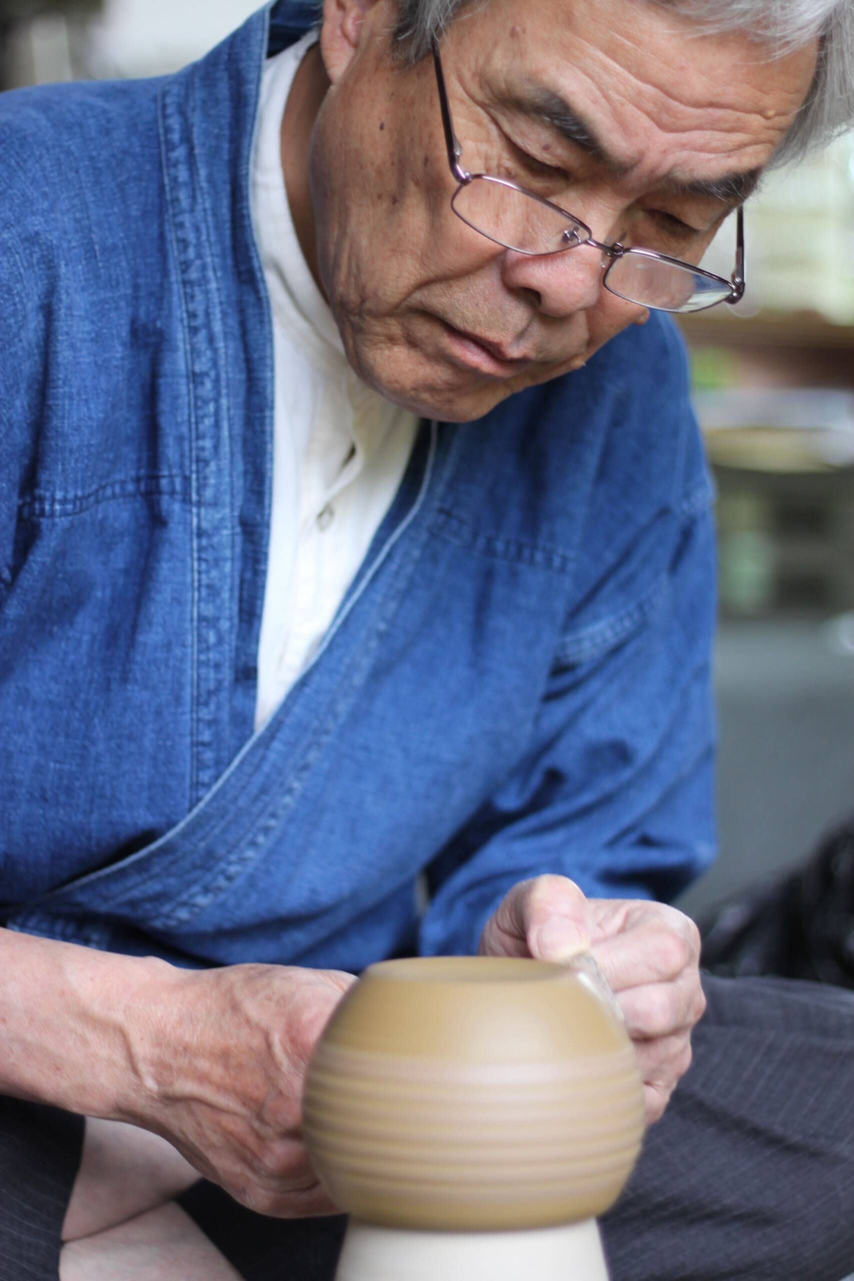 清水洋（三代　醉月）さんの工芸技術が四日市市無形文化財に、萬古焼の装飾に新境地