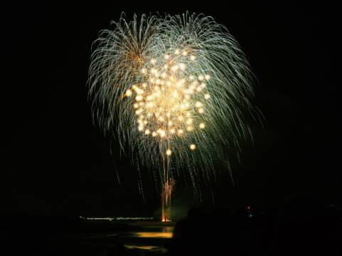 冬夜彩る1100発　楠町の河川敷で四日市市合併20周年を祝い花火