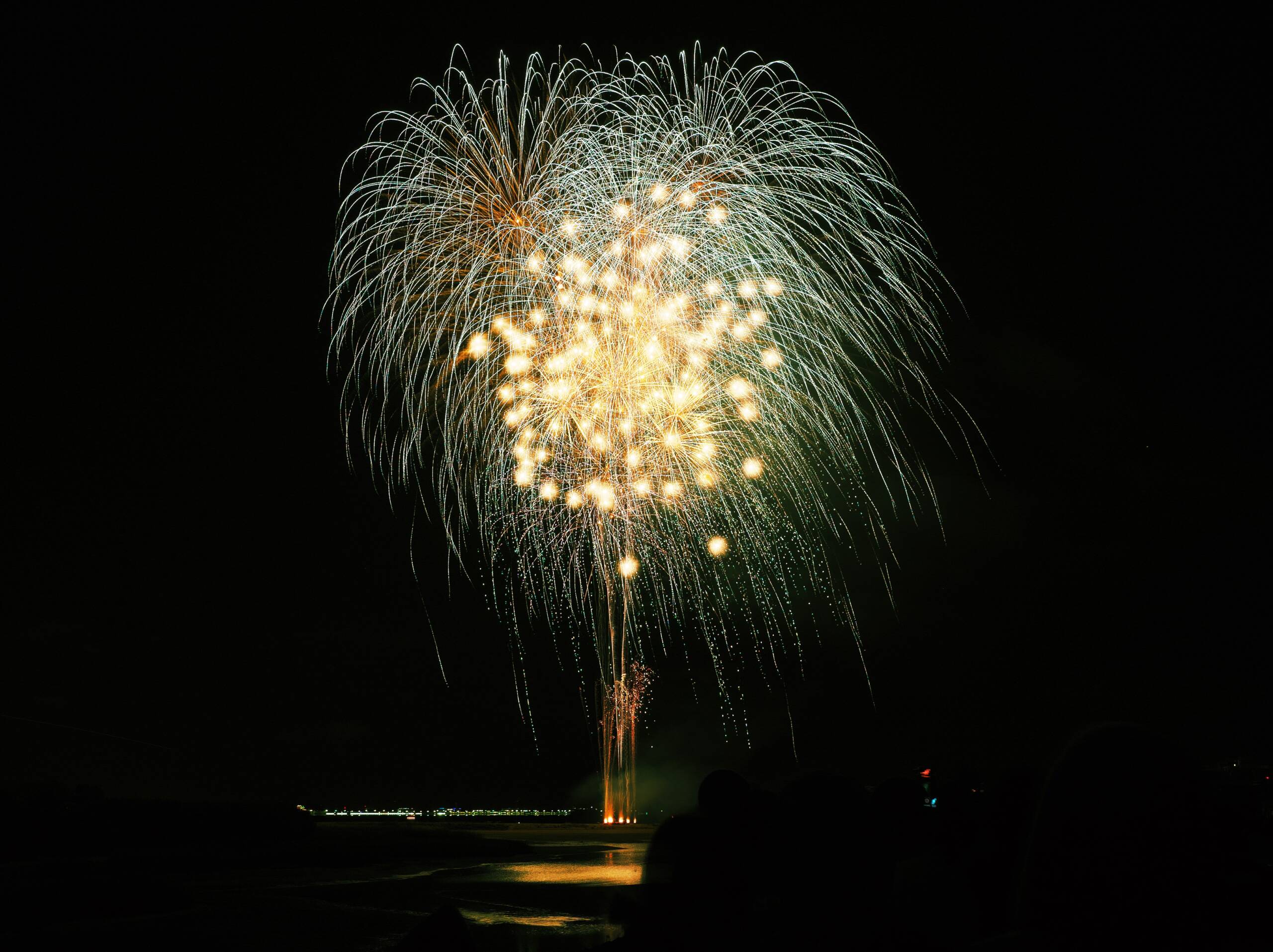 冬夜彩る1100発　楠町の河川敷で四日市市合併20周年を祝い花火