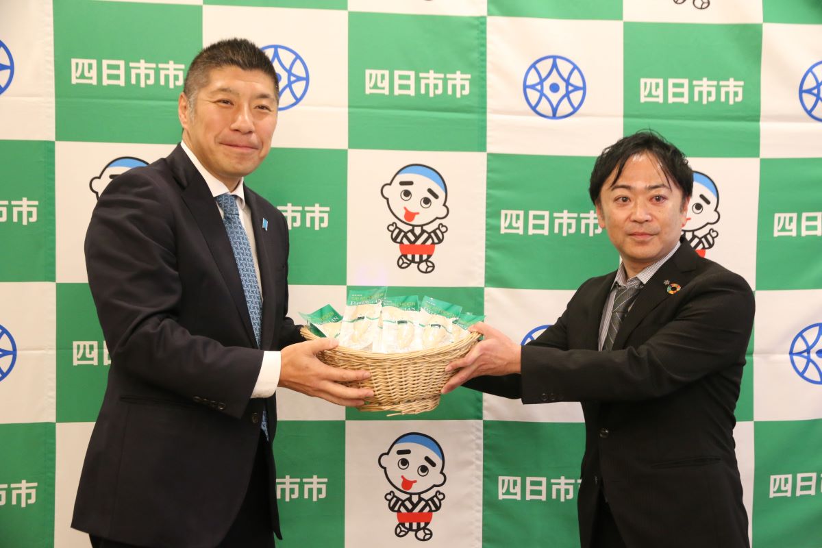 「少しでも選手の力に」　四日市チームへ応援品贈呈　三昌物産